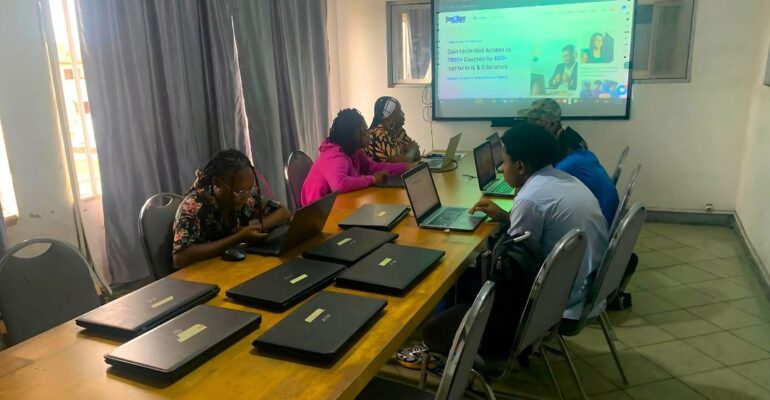 Justfine Bénin : Formez-vous en ligne et maîtrisez 7 compétences tech sur votre téléphone