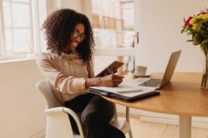 Meilleur emploi en ligne après Justfine : Le parcours inspirant d’une diplômée de Cotonou