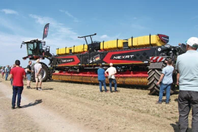 Marvelling at the very largest machinery remains impressive. As soon as the engines start, the imposing Nexat implement carrier immediately draws a large crowd. The vehicle also gave a short demonstration. Photos: René Koerhuis