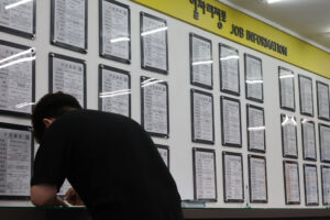 Korean graduates' job crisis deepens as first-time seekers pile up