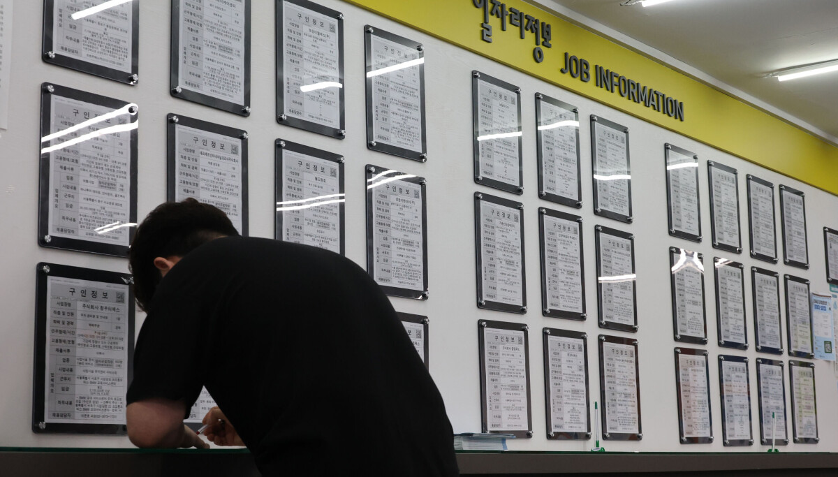 Korean graduates' job crisis deepens as first-time seekers pile up