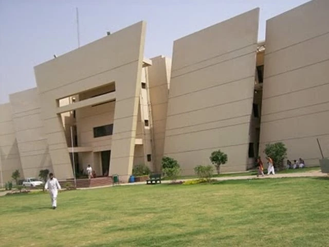 Gujrat varsity faces administrative crisis | The Express Tribune