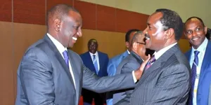 Ruto Kalonzo shaking hands