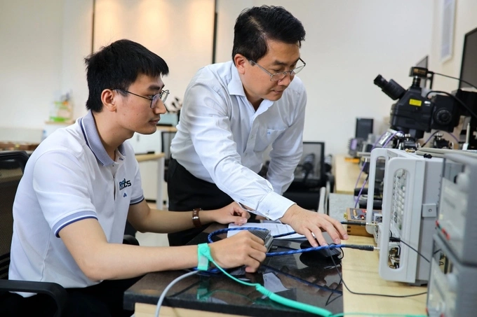 Faculty members and graduate researchers at the Ho Chi Minh City University of Technology conduct research in the Microchip and High-Frequency Systems Laboratory. Photo courtesy of the university website