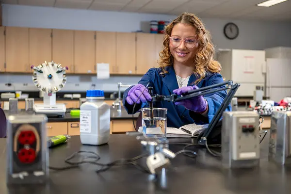 2026 grad Chelsea Niedermier in the chemistry lab