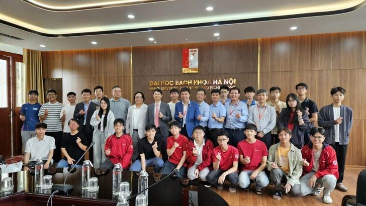 Seoul National University professors meet with students during a visit to Hanoi University of Science and Technology in Vietnam in October 2025. Korea Times photo by Jung Ji-yong