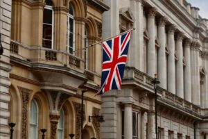UK graduate job market weakens as entry-level vacancies hit lowest level since 2020
