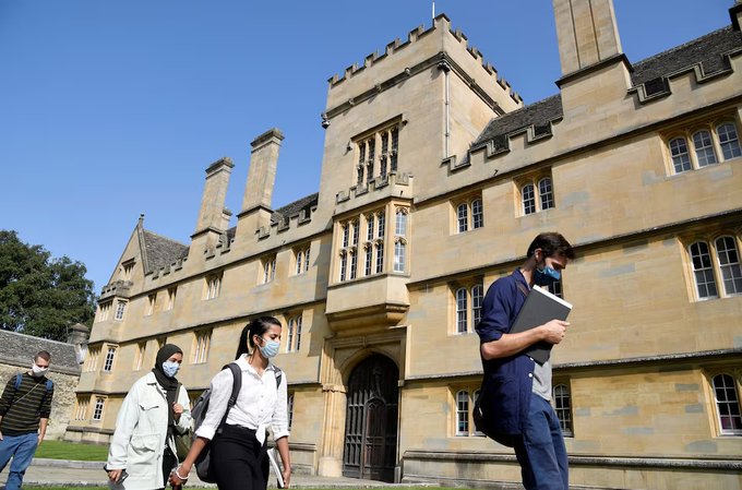 UK student visa applications fall again, raising fresh fears for university finances - VnExpress International