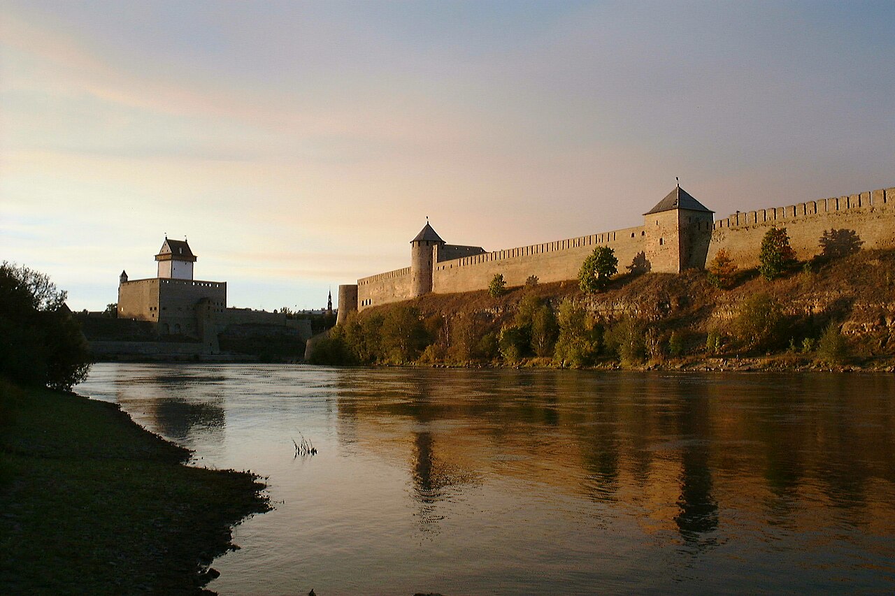 Course of the Narva River. On the left is Narva Castle; on the right, the Ivangorod Fortress.