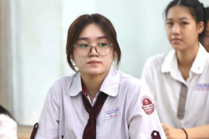 Universities lower admission cutoff scores but still lack students