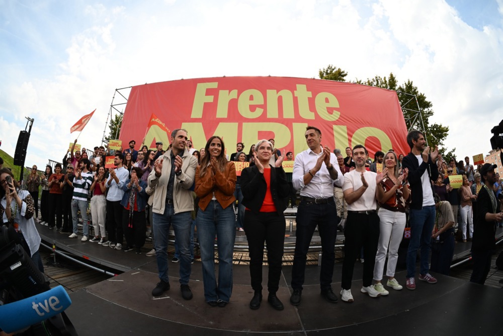 epa13311054 Ada Colau (C), top candidate of the new left coalition Frente Amplio (Broad Front), attends the launching of the party's candidacy for the upcoming snap election at a park in Madrid, Spain, 17 October 2026. Spain will hold snap general elections on 29 November 2026.  EPA/FERNANDO VILLAR