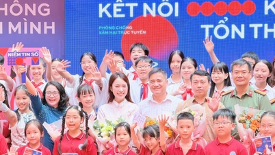 MC Khanh Vy and Hanoi students spread the "Not Alone 2026" campaign.