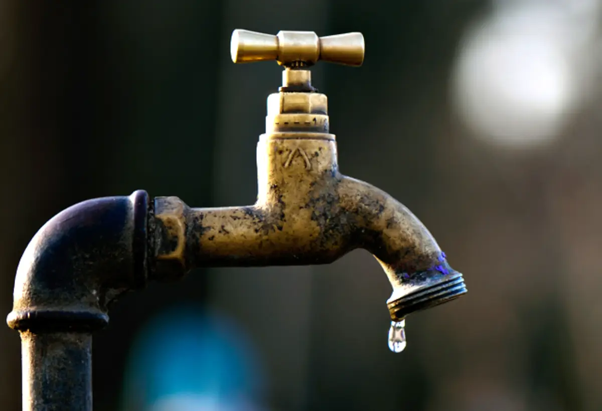 Faucet with running water, symbolizing access to drinking water in Benin.