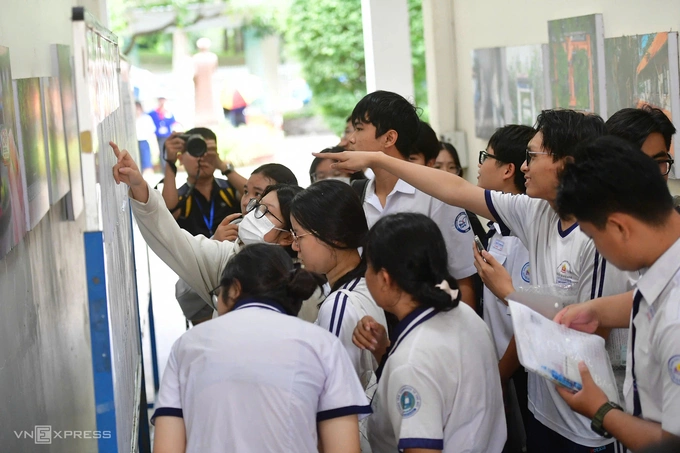 Vietnam's university admissions policies fuel costly IELTS race among high school students - VnExpress International